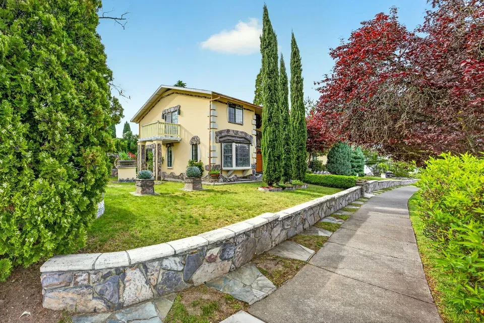 4 Bed 2 Bath Traditional Suburban Family Home in Medford, OR - 5
