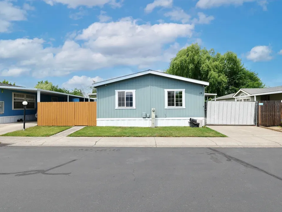 4 Bed 2 Bath Traditional Suburban Family Home in Medford, OR - 1