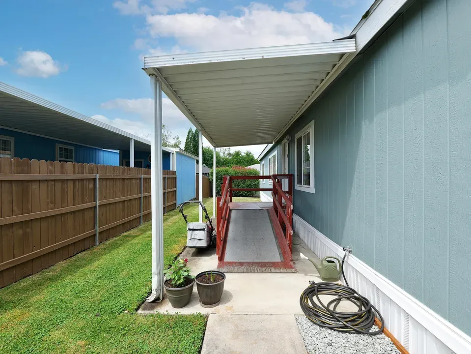 4 Bed 2 Bath Traditional Suburban Family Home in Medford, OR - 2