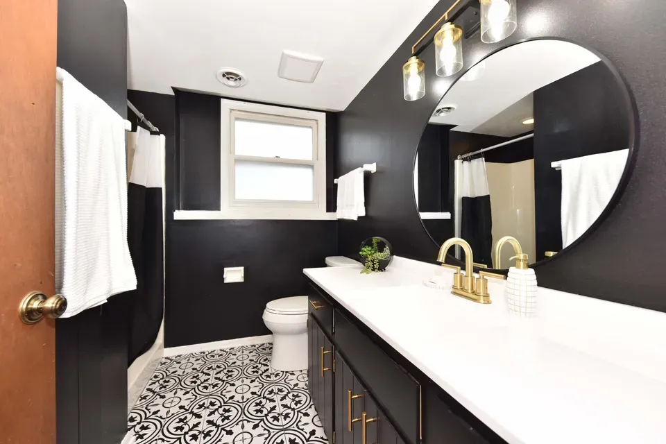 4 Bed 2 Bath Traditional Suburban Family Home in Milwaukee, WI - 5