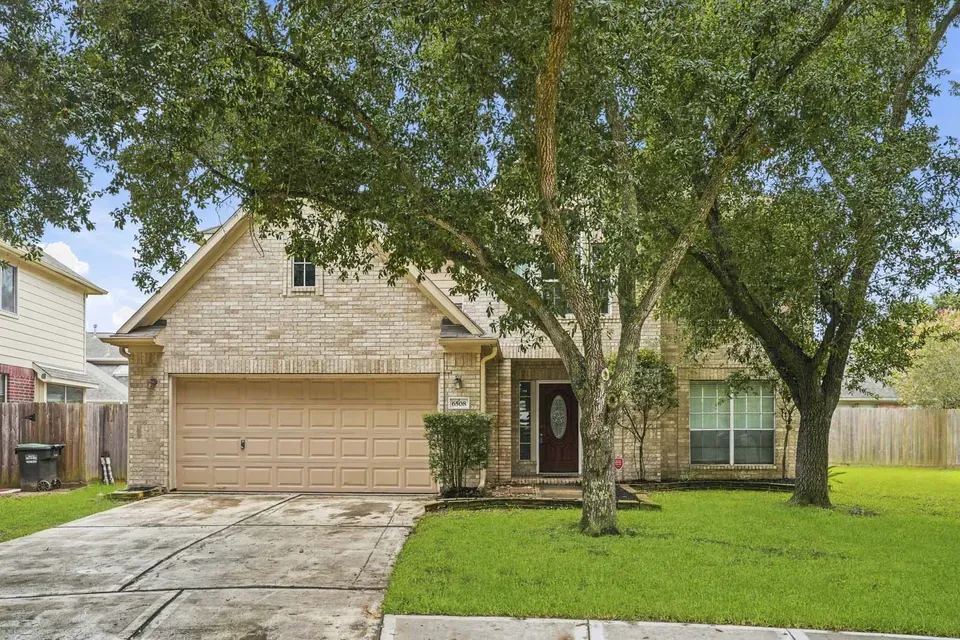 4 Bed 2 Bath Traditional Suburban Family Home in Pearland, TX - 1