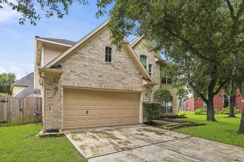 4 Bed 2 Bath Traditional Suburban Family Home in Pearland, TX - 2