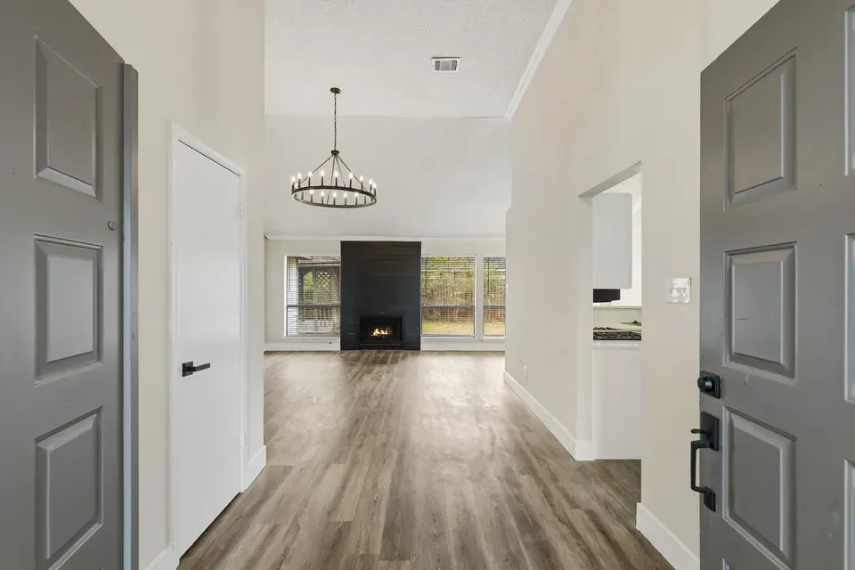 4 Bed 2 Bath Traditional Suburban Family Home in Pearland, TX - 2
