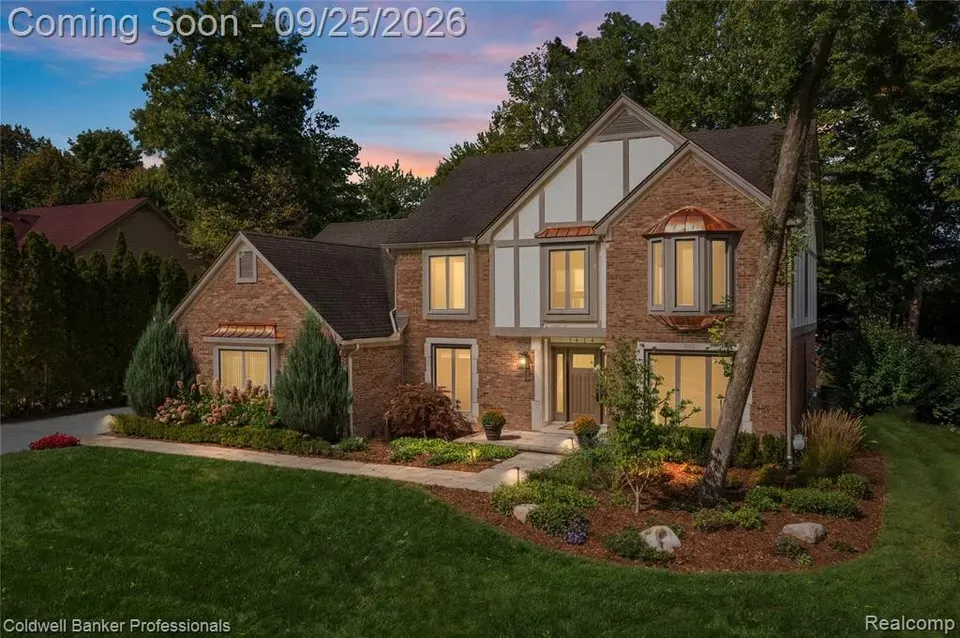 4 Bed 2 Bath Traditional Suburban Family Home in Troy, MI - 1