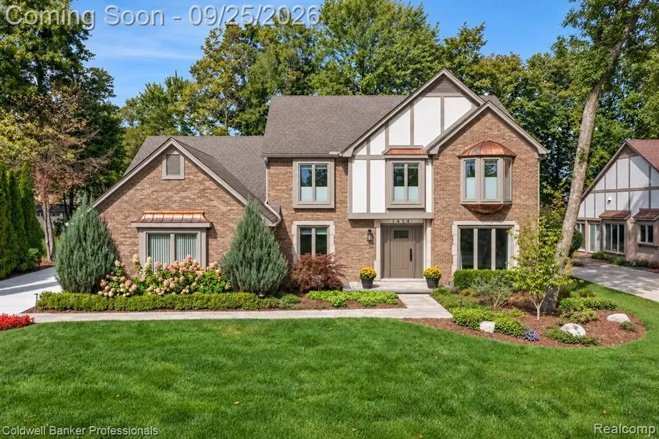4 Bed 2 Bath Traditional Suburban Family Home in Troy, MI - 2