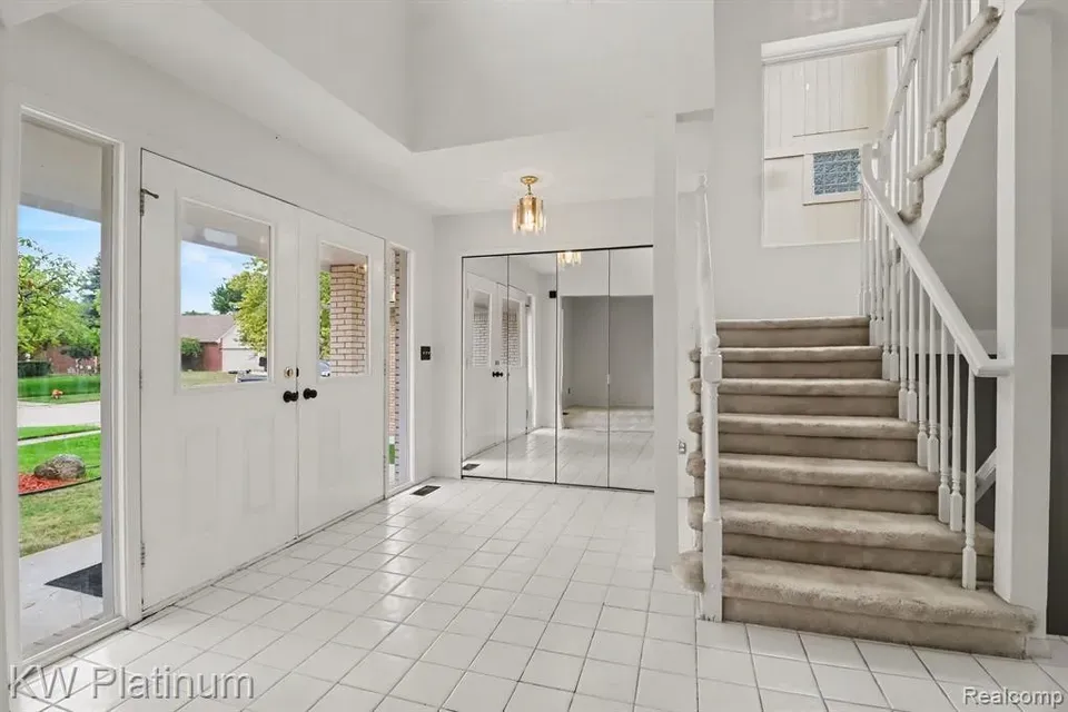 4 Bed 2 Bath Traditional Suburban Family Home in Troy, MI - 4