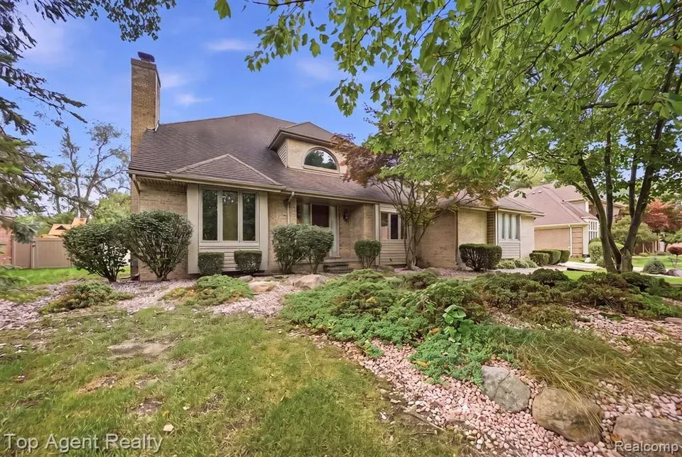 4 Bed 2 Bath Traditional Suburban Family Home in Troy, MI