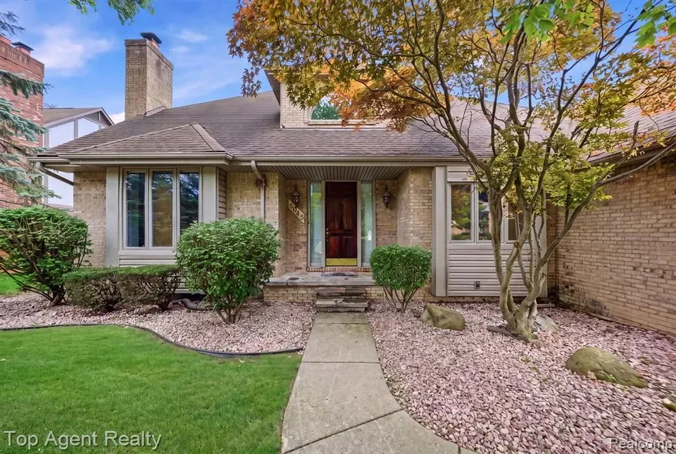 4 Bed 2 Bath Traditional Suburban Family Home in Troy, MI - 2