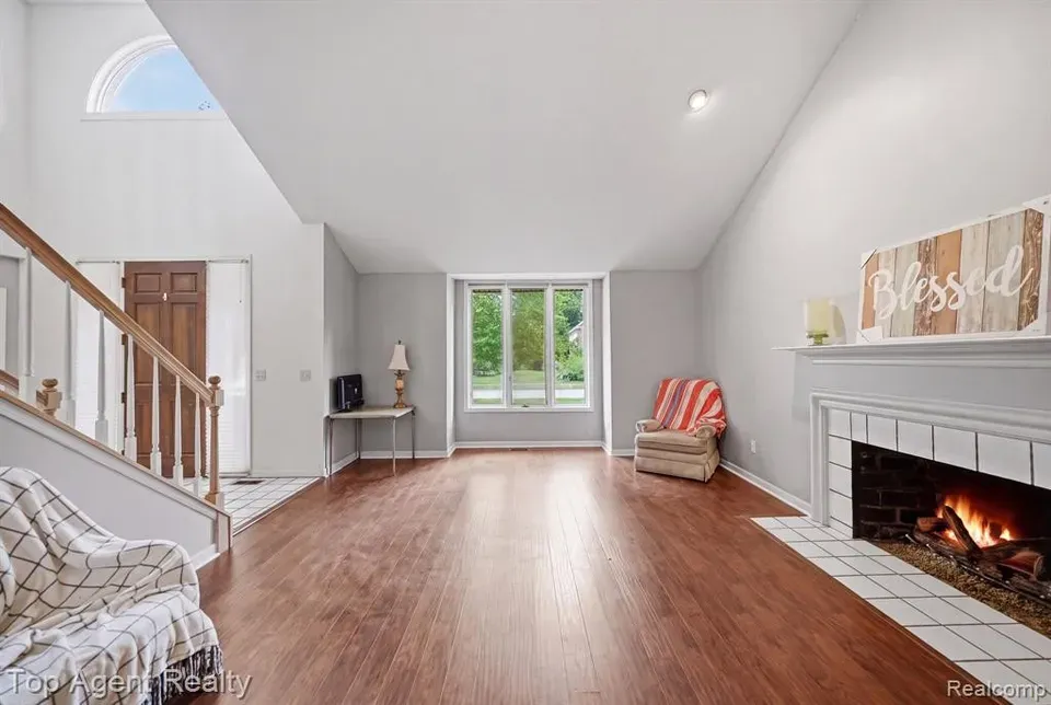 4 Bed 2 Bath Traditional Suburban Family Home in Troy, MI - 3