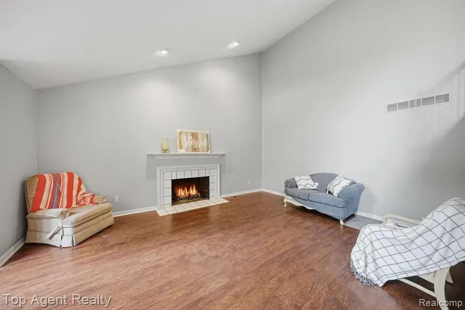 4 Bed 2 Bath Traditional Suburban Family Home in Troy, MI - 4