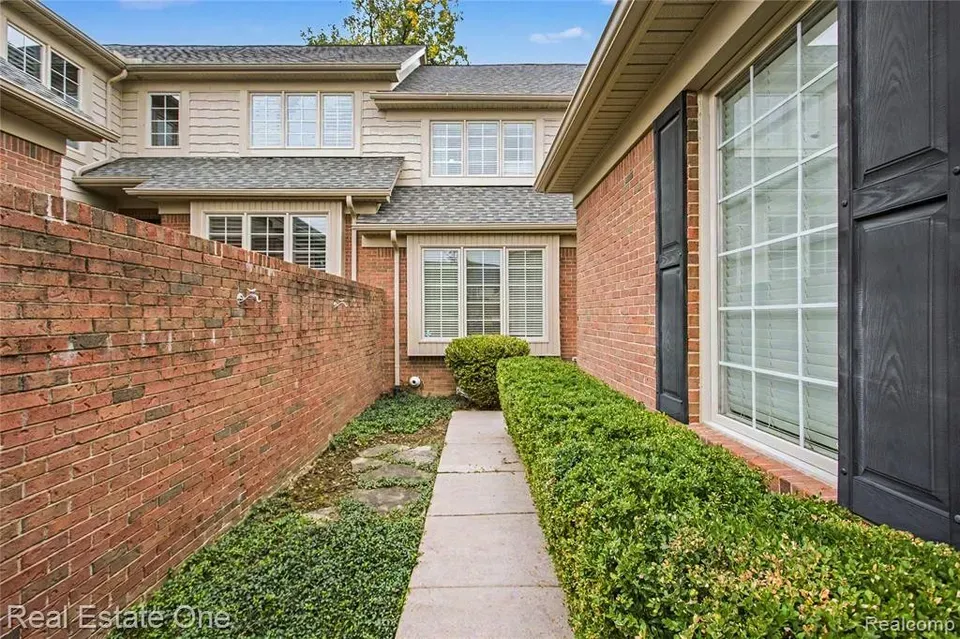 4 Bed 2 Bath Urban Residential Condo in Troy, MI - 2