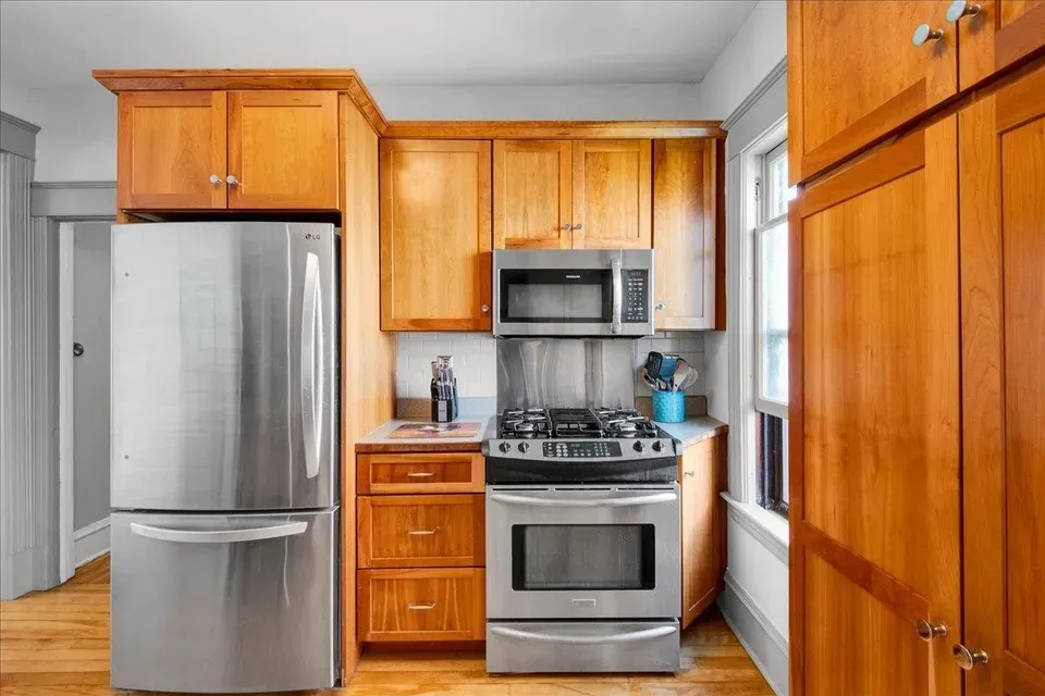 4 Bed 3 Bath Classic Historic Era Home in Burlington, VT - 2