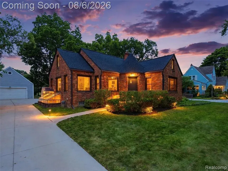 4 Bed 3 Bath Classic Historic Era Home in Troy, MI - 2