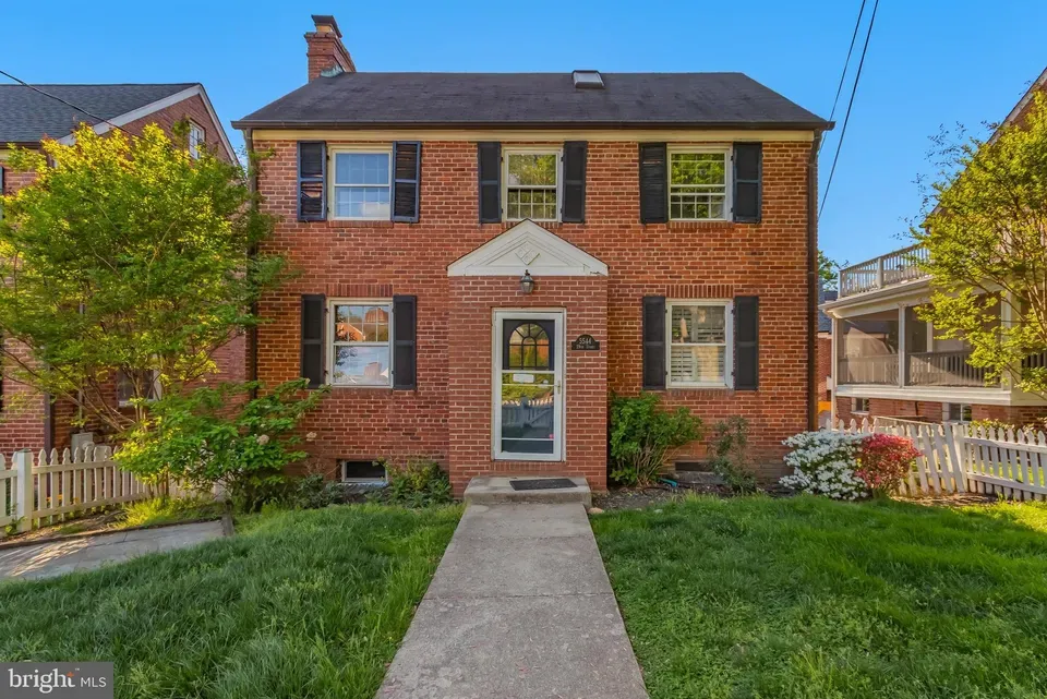 4 Bed 3 Bath Classic Historic Era Home in Washington, DC - 2