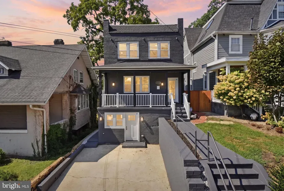 4 Bed 3 Bath Classic Historic Era Home in Washington, DC - 2