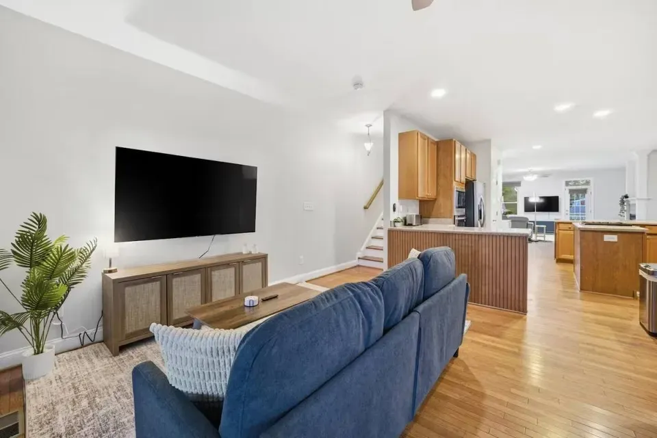 4 Bed 3 Bath Contemporary High-Rise Condo in Norfolk, VA - 2
