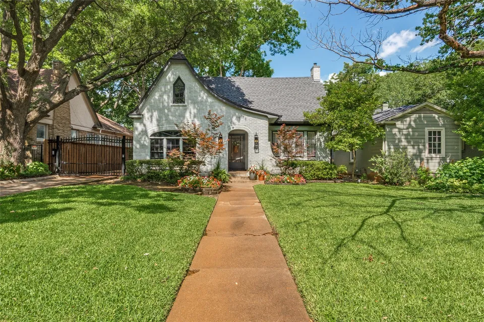 4 Bed 3 Bath Contemporary Modern in Dallas, TX