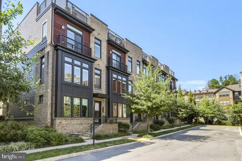 4 Bed 3 Bath Contemporary Multi-Level Townhome in Bethesda, MD - 2