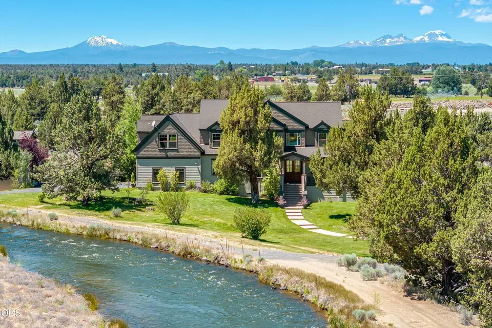 4 Bed 3 Bath Established Contemporary Home in Bend, OR - 2
