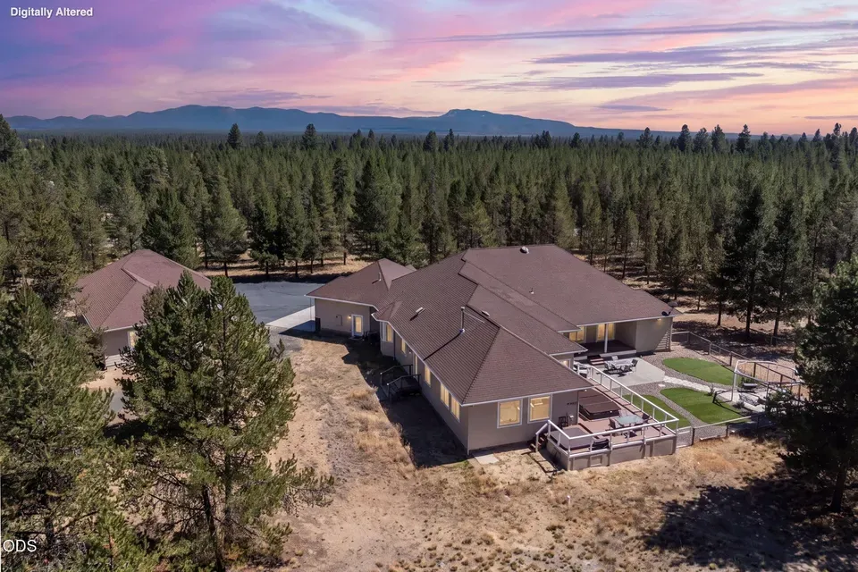 4 Bed 3 Bath Established Contemporary Home in Bend, OR