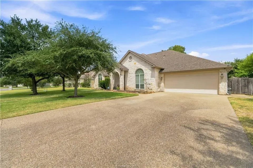 4 Bed 3 Bath Established Contemporary Home in College Station, TX - 2