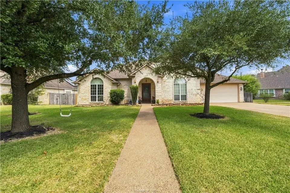 4 Bed 3 Bath Established Contemporary Home in College Station, TX - 3