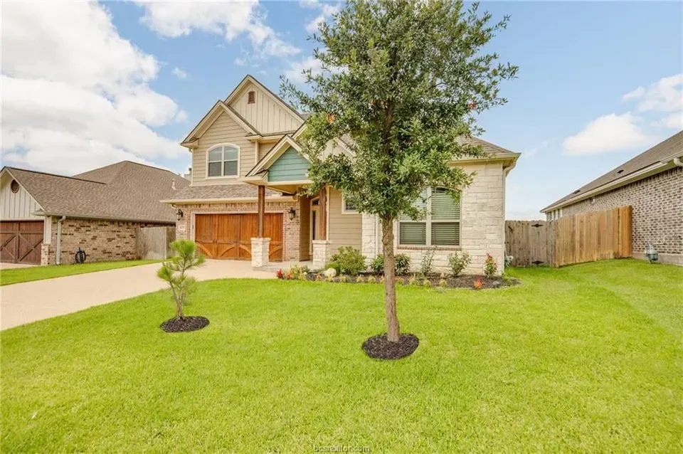 4 Bed 3 Bath Established Contemporary Home in College Station, TX - 2