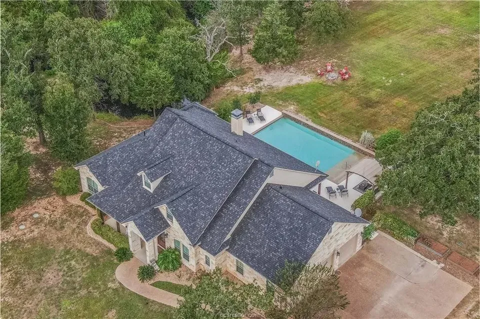 4 Bed 3 Bath Established Contemporary Home in College Station, TX - 2