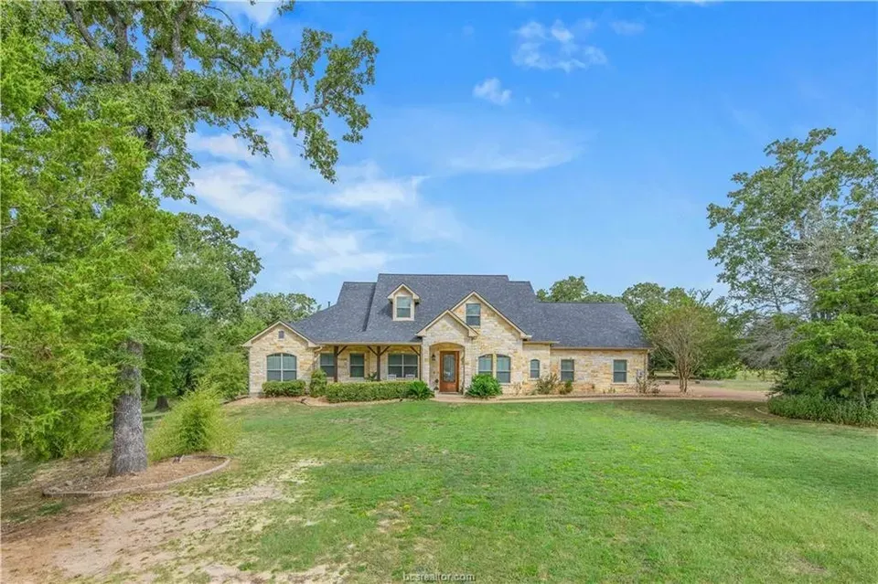 4 Bed 3 Bath Established Contemporary Home in College Station, TX - 3