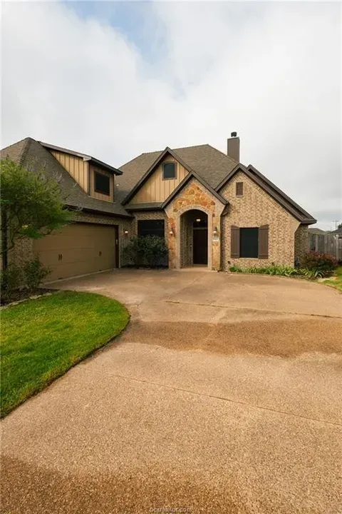 4 Bed 3 Bath Established Contemporary Home in College Station, TX - 2