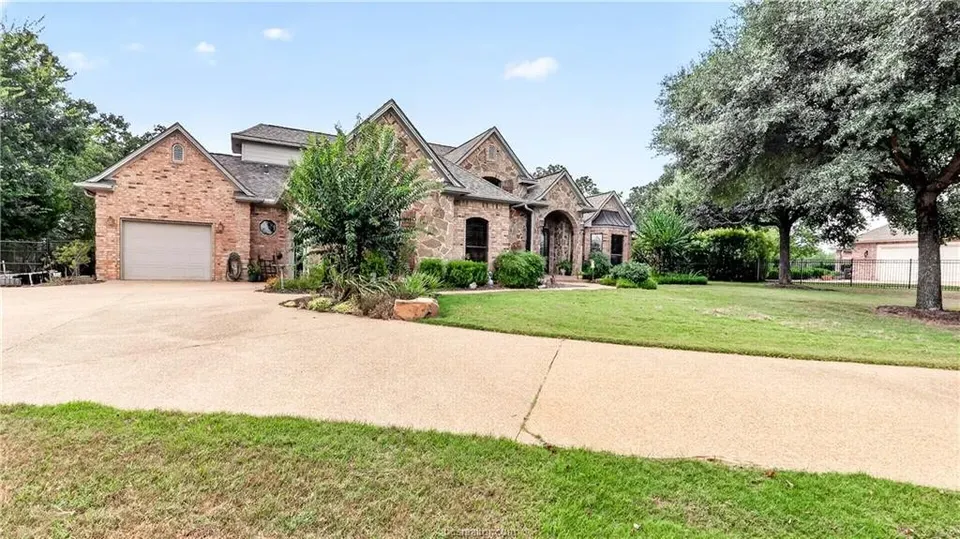 4 Bed 3 Bath Established Contemporary Home in College Station, TX - 2