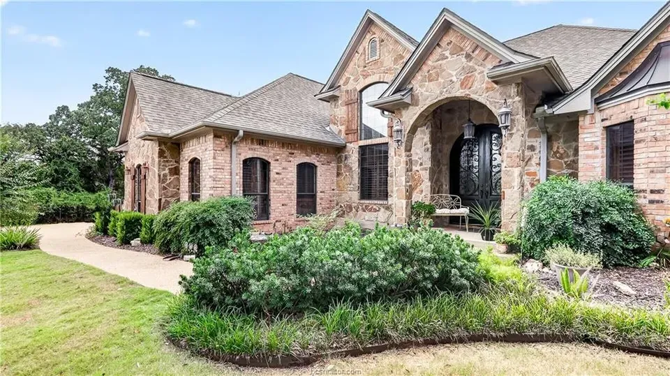 4 Bed 3 Bath Established Contemporary Home in College Station, TX - 3