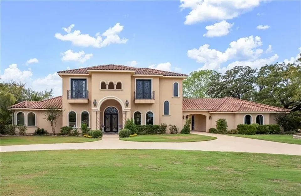 4 Bed 3 Bath Established Contemporary Home in College Station, TX - 2