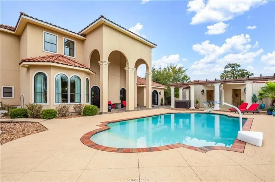 4 Bed 3 Bath Established Contemporary Home in College Station, TX - 3