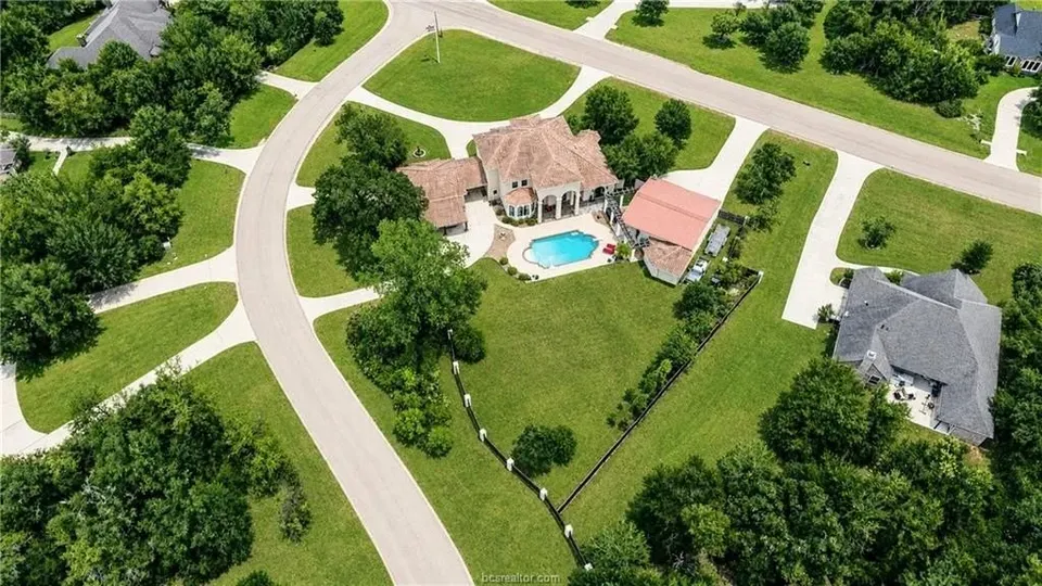 4 Bed 3 Bath Established Contemporary Home in College Station, TX - 4