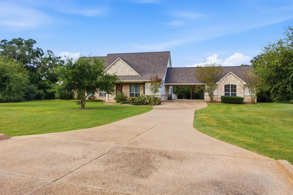 4 Bed 3 Bath Established Contemporary Home in College Station, TX - 2