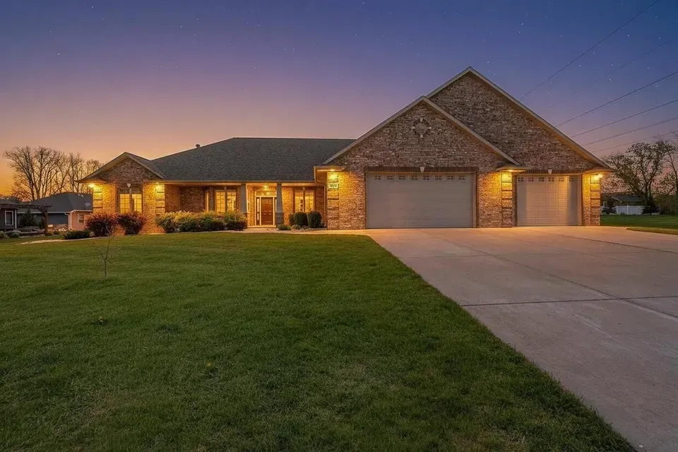 4 Bed 3 Bath Established Contemporary Home in Green Bay, WI - 1