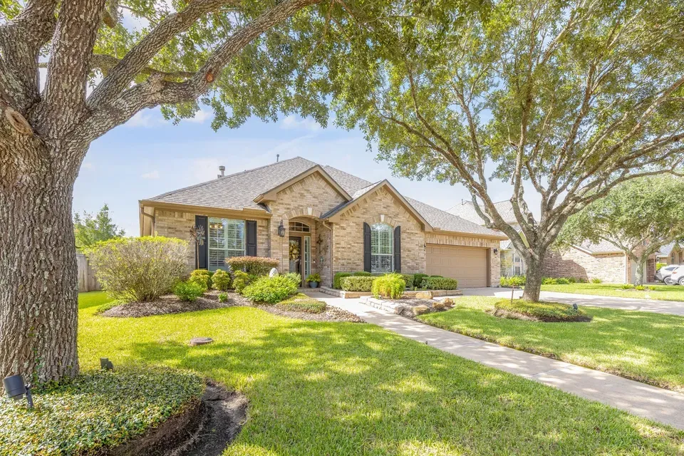 4 Bed 3 Bath Established Contemporary Home in League City, TX