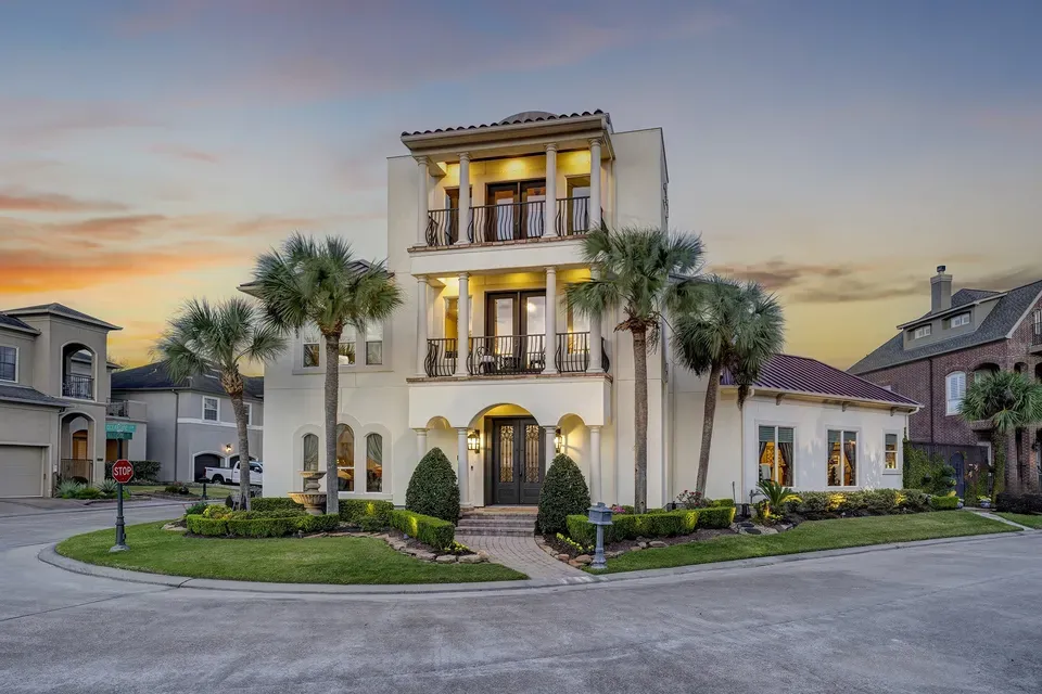 4 Bed 3 Bath Established Contemporary Home in League City, TX - 2