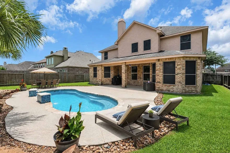 4 Bed 3 Bath Established Contemporary Home in League City, TX - 2