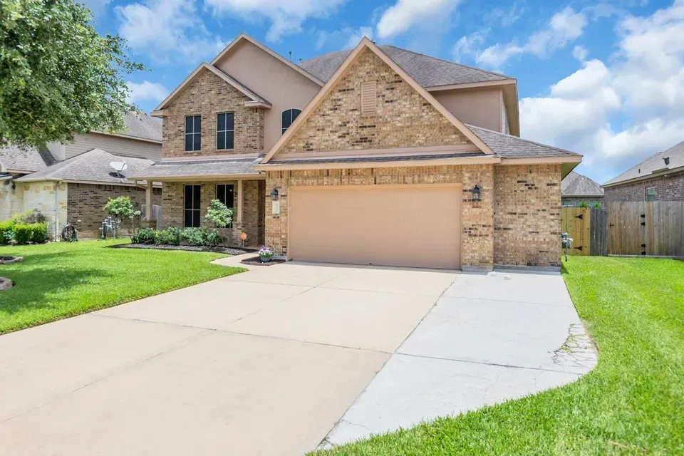 4 Bed 3 Bath Established Contemporary Home in League City, TX - 4