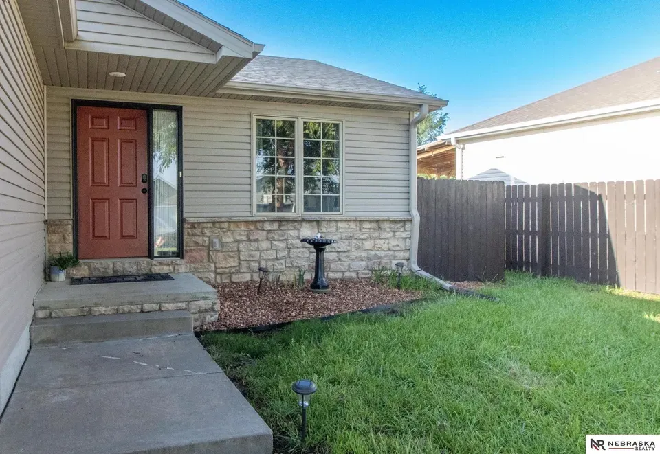 4 Bed 3 Bath Established Contemporary Home in Lincoln, NE - 2
