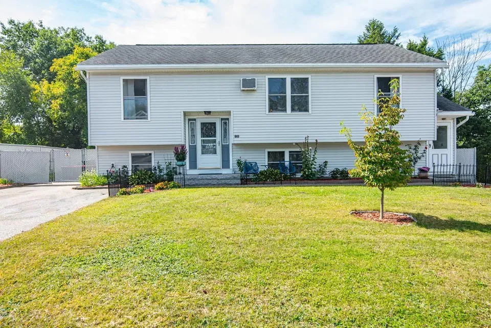 4 Bed 3 Bath Established Contemporary Home in Manchester, NH - 2