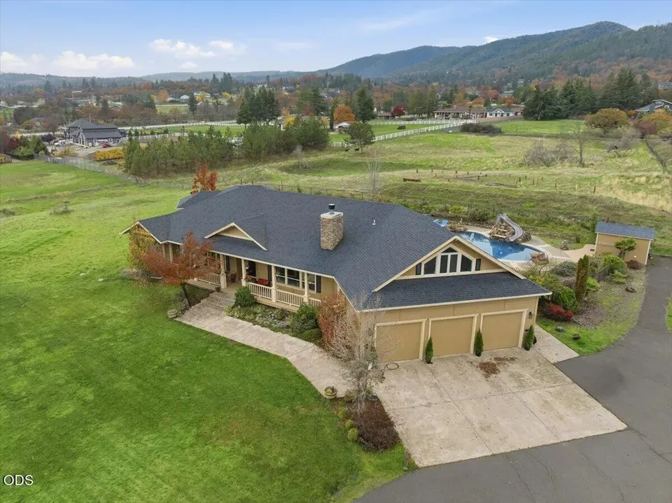 4 Bed 3 Bath Established Contemporary Home in Medford, OR