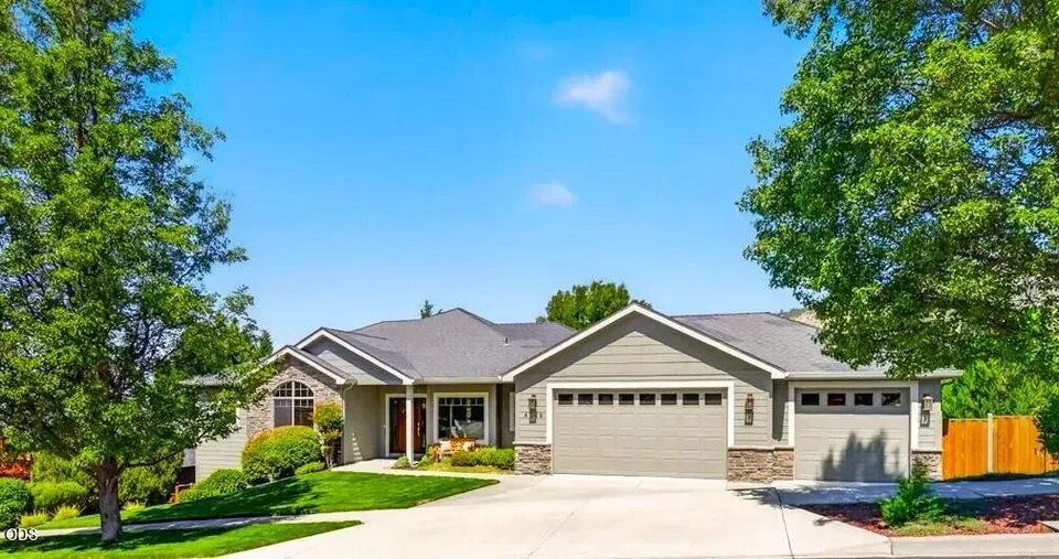 4 Bed 3 Bath Established Contemporary Home in Medford, OR - 1