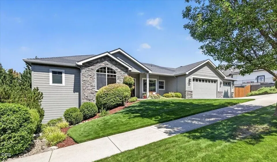 4 Bed 3 Bath Established Contemporary Home in Medford, OR - 2