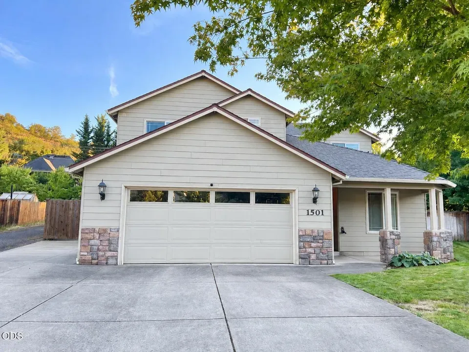 4 Bed 3 Bath Established Contemporary Home in Medford, OR