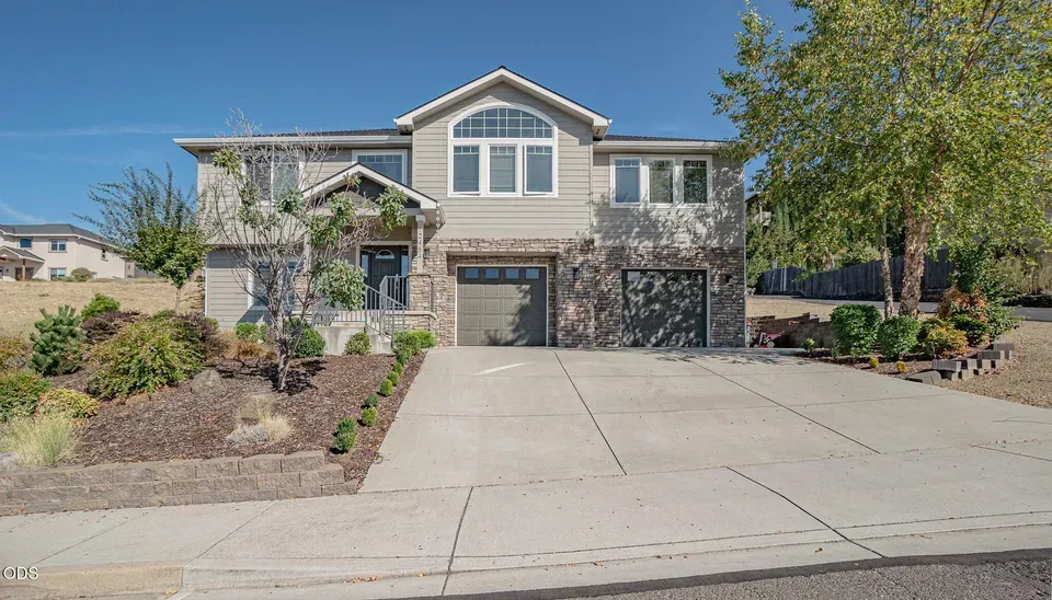 4 Bed 3 Bath Established Contemporary Home in Medford, OR