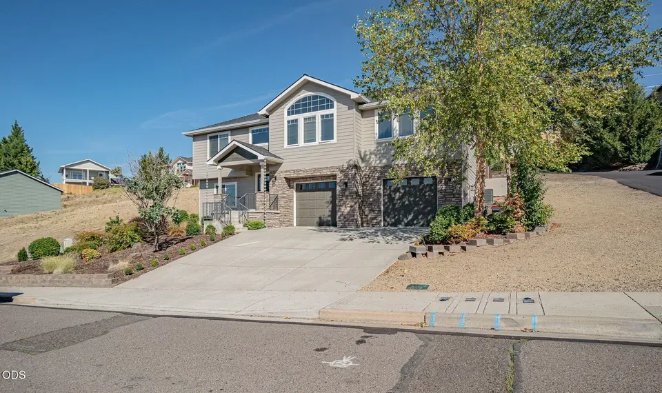 4 Bed 3 Bath Established Contemporary Home in Medford, OR - 2