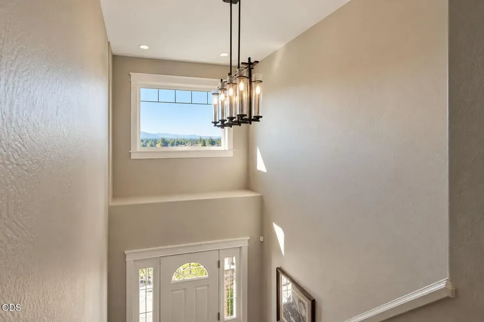 4 Bed 3 Bath Established Contemporary Home in Medford, OR - 4